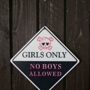 Metallikyltti "Girls Only No Boys Allowed" 20x20cm
