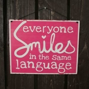 Peltikyltti 24x19cm "Everyone Smiles In Same Language" 4living